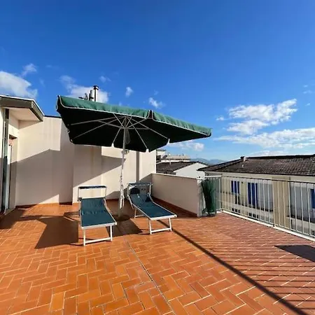 Attico Ampio E Luminoso Con Terrazza Panoramica アパート *