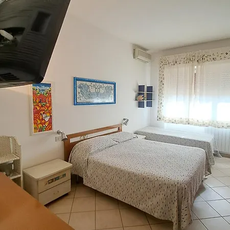 Attico Ampio E Luminoso Con Terrazza Panoramica ヴィアレッジョ